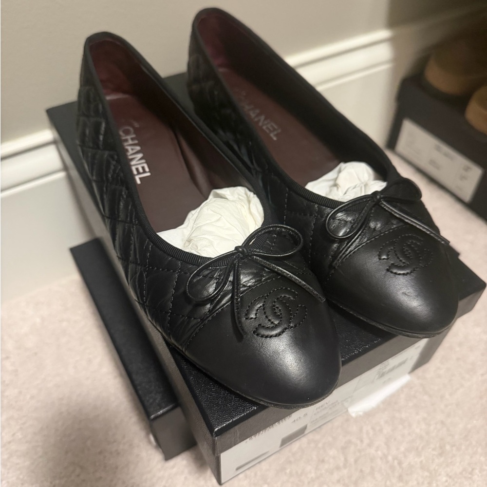 CHANEL Black Quilted Leather CC Logo Ballet Flats